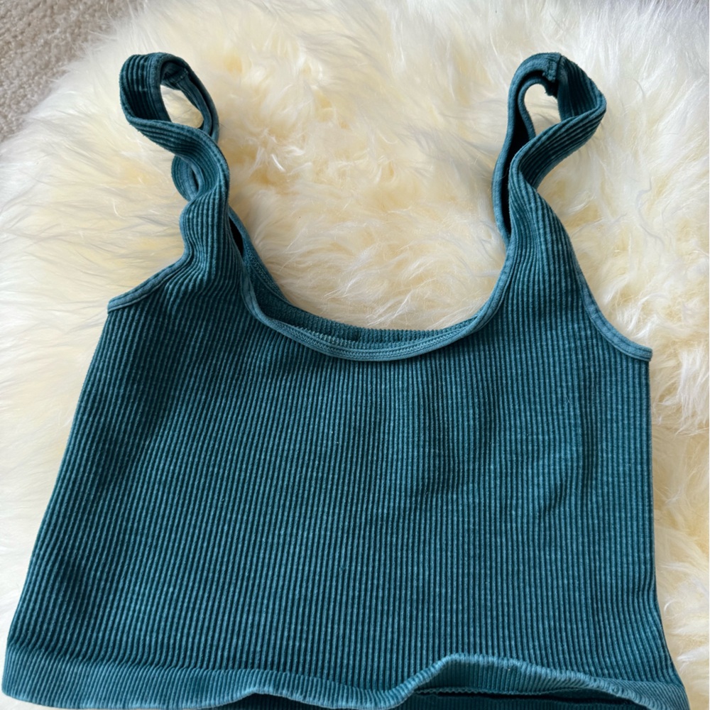 Size xs/s. Free people happiness runs crop. Great condition. No longer fits me.